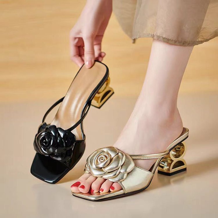 主图-2 Floral-Decorated Chunky Heel Sandals - Image 1